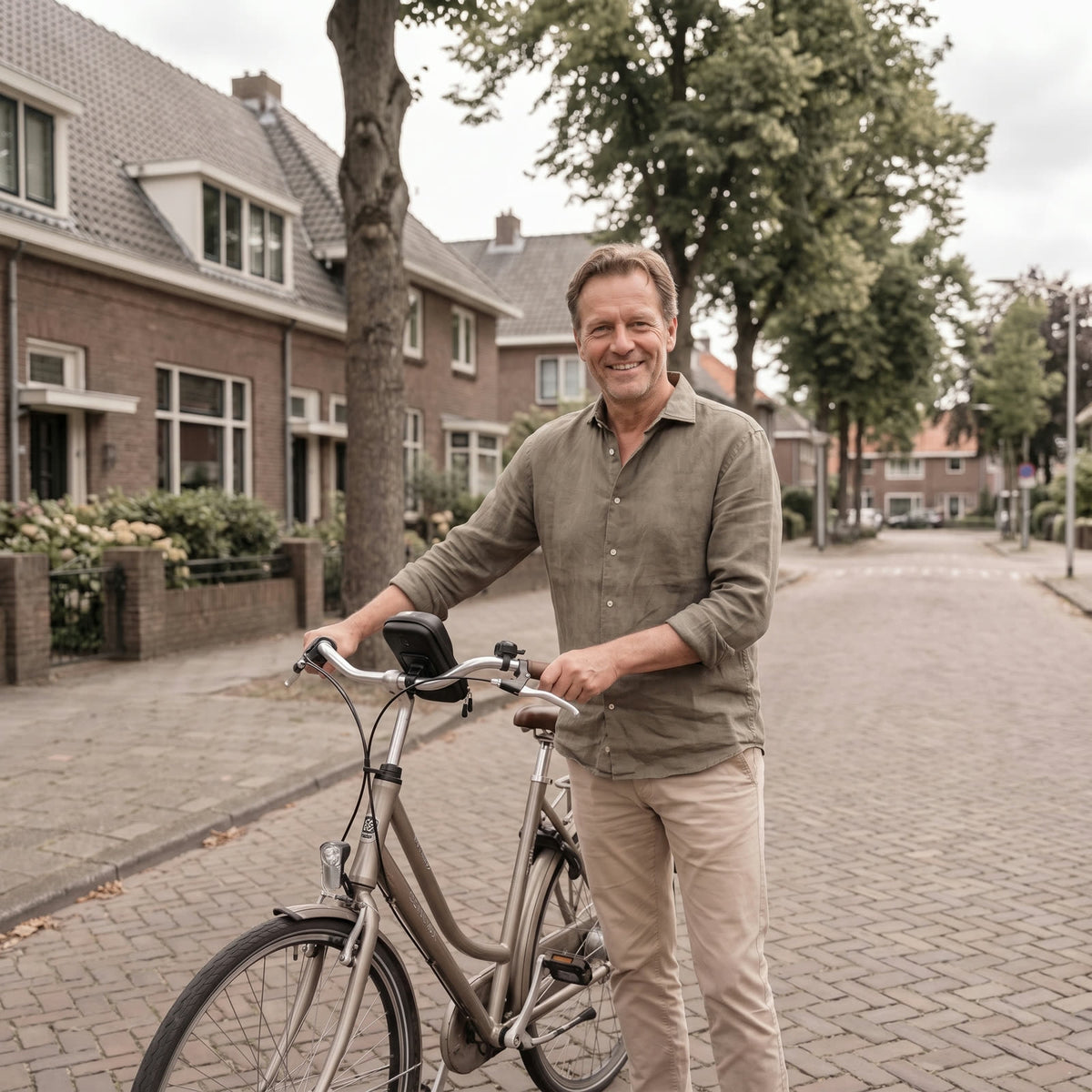 Fietser blij met de telefoonhouder op het stuur