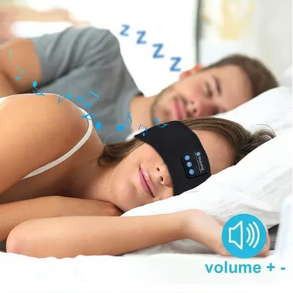 Vrouw en man ontspannen samen in bed met EaziTunes™ draadloze hoofdband, ideaal voor zijslapers en ontspanning.
